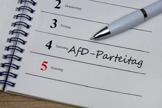 RECORD DATE NOT STATED Fotomontage: Kalender mit Eintrag AfD-Parteitag, 26.06.2026, Borkwalde, Brandenburg, In einem Kalender befindet sich der Eintrag AfD-Parteitag. Symbolbild, Symbolfoto, Kugelschreiber, Kuli, Schreibgerät, Schreibgeraet, Jahreskalender, Jahresweiser, Wochenkalender, Terminplaner, Eintrag, Notiz, Kalender, Kalendarium, Datum, Tag, Tage, Wochentag, Wochentage, Donnerstag, Freitag, Samstag, Sonnabend, Sonntag, Eintrag, Einträge, Eintraege, Notiz, Notizen, Vermerk, Vermerke, Schriftzug, Erfurt, Landeshauptstadt Erfurt, AfD-Parteitag, Parteitag, Parteitag der AfD, Bundesparteitag, Delegierte, AfD-Delegierte, Delegiertenversammlung, Parteikonvent, Parteitagsreden, Parteiveranstaltung, Gesamtversammlung, Parteitagsprogramm, Parteitagsbeschlüsse, P
