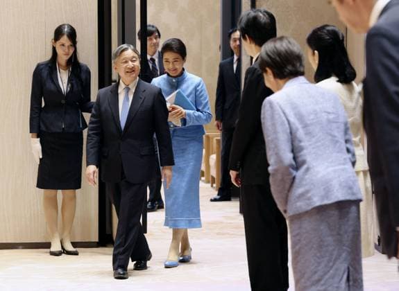 Emperor, empress return home Japanese Emperor Naruhito (back, 2nd from L) and Empress Masako (behind him) are greeted by Prime Minister Sanae Takaichi (front, R) upon arrival at Tokyo s Haneda airport on June 26, 2026, following their official trip to the Netherlands and Belgium. (Pool photo)  A14AA0005620367P