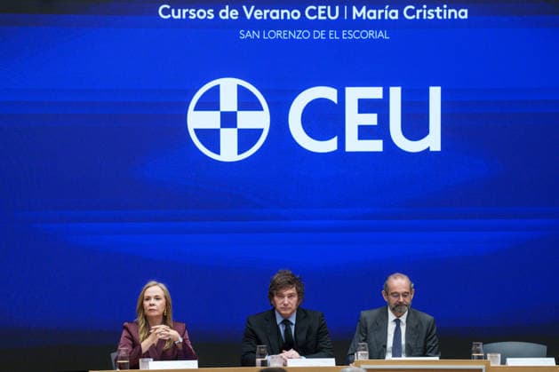 Javier Milei Attends the Presentation of the CEU María Cristina Summer Courses Argentine President Javier Milei (left), accompanied by Alfonso Bullón de Mendoza (right), president of the San Pablo CEU University Foundation and Grand Chancellor, during the presentation of the CEU María Cristina Summer Courses, at the CEU San Pablo University, on June 26, 2026, in Madrid, Spain. The second edition of the CEU María Cristina Summer Courses is a high-level academic and cultural forum organized by the San Pablo CEU University Foundation and CEU CEFAS, taking place from June 30 to July 15, 2026, in the historic setting of the Royal Escorial María Cristina University Center in San Lorenzo de El Escorial. June 26, 2026, Madrid, Spain  Copyright: xMatiasxChiofalox 7623810