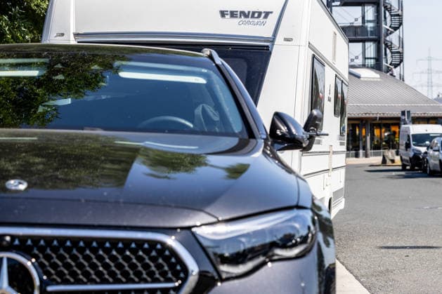 Ferienbeginn in Hessen 26.06.2026: PKW mit Wohnwagen auf einem Rastplatz. In Hessen beginnen heute die Sommerferien. Zum Start der großen Ferien wird ein hohes Verkehrsaufkommen auf den Autobahnen nach Süden erwartet. Frankfurt am Main A5 - Rasthof Taunusblick Hessen Deutschland *** Start of Summer Vacation in Hesse, June 26, 2026: A car with a trailer at a rest stop. Summer vacation begins today in Hesse. Heavy traffic is expected on the highways heading south as the summer vacation gets underway. Frankfurt am Main, A5, Taunusblick Rest Stop, Hesse, Germany