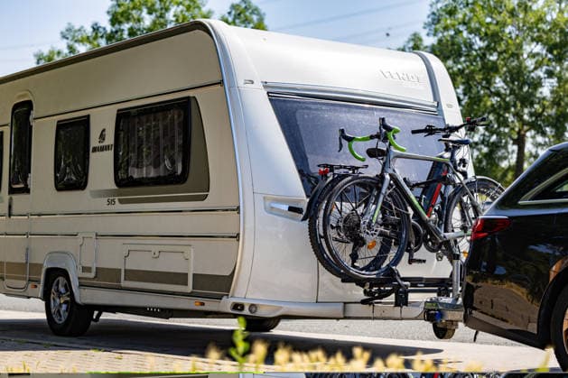 Ferienbeginn in Hessen 26.06.2026: Wohnwagen mit Fahrrädern auf einem Rastplatz bei Frankfurt. In Hessen beginnen heute die Sommerferien. Zum Start der großen Ferien wird ein hohes Verkehrsaufkommen auf den Autobahnen nach Süden erwartet. Frankfurt am Main A5 - Rasthof Taunusblick Hessen Deutschland *** Start of Summer Vacation in Hesse, June 26, 2026: A trailer with bicycles at a rest stop near Frankfurt. Summer vacation begins today in Hesse. Heavy traffic is expected on the highways heading south as the summer vacation gets underway. Frankfurt am Main, A5 Taunusblick Rest Stop, Hesse, Germany