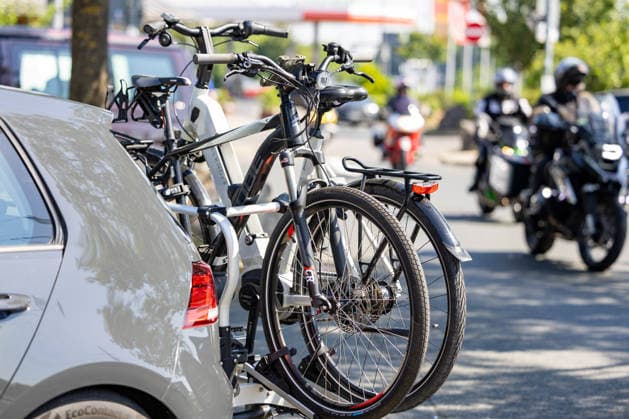 Ferienbeginn in Hessen 26.06.2026: Fahrräder an einem PKW befestigt. In Hessen beginnen heute die Sommerferien. Zum Start der großen Ferien wird ein hohes Verkehrsaufkommen auf den Autobahnen nach Süden erwartet. Frankfurt am Main A5 - Rasthof Taunusblick Hessen Deutschland *** Start of Summer Vacation in Hesse, June 26, 2026: Bicycles Attached to a Car. Summer vacation begins today in Hesse. With the start of summer vacation, heavy traffic is expected on the highways heading south. Frankfurt am Main, A5 Taunusblick Rest Area, Hesse, Germany