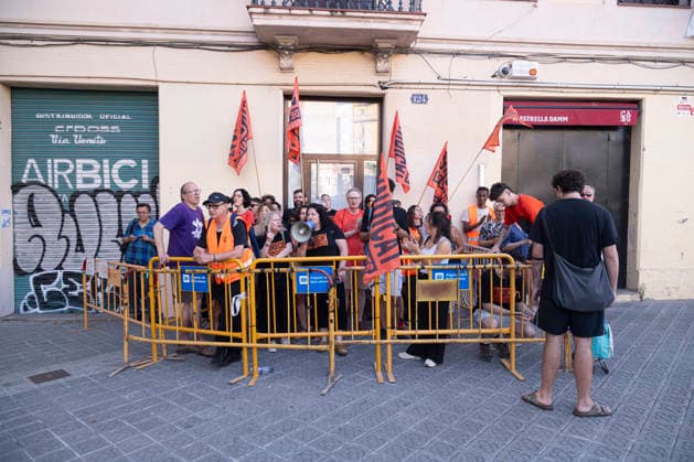 June 26, 2026, Barcelona, Catalonia, Italy: Barcelona, Ã¢â‚¬¹Ã¢â‚¬¹Spain...Eviction from an apartment at 124 Carrer Marina. Activists from BarcelonaÃ¢â‚¬â ¢s housing union are peacefully opposing the police-led eviction of a family. The building was purchased by the German real estate firm Urban Power to create tourist apartments in the Catalan capital. Barcelona Italy - ZUMAm214 20260626_zip_m214_003 Copyright: xMatteoxSeccix