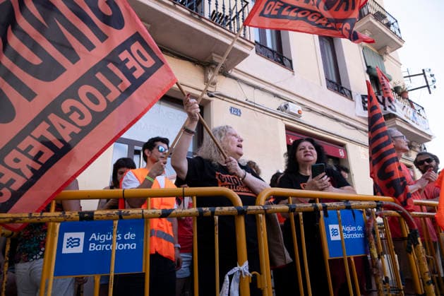 June 26, 2026, Barcelona, Catalonia, Italy: Barcelona, Ã¢â‚¬¹Ã¢â‚¬¹Spain...Eviction from an apartment at 124 Carrer Marina. Activists from BarcelonaÃ¢â‚¬â ¢s housing union are peacefully opposing the police-led eviction of a family. The building was purchased by the German real estate firm Urban Power to create tourist apartments in the Catalan capital. Barcelona Italy - ZUMAm214 20260626_zip_m214_011 Copyright: xMatteoxSeccix