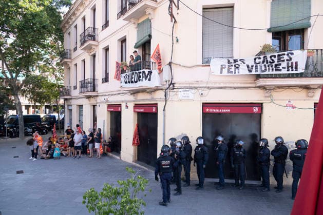 June 26, 2026, Barcelona, Catalonia, Italy: Barcelona, Ã¢â‚¬¹Ã¢â‚¬¹Spain...Eviction from an apartment at 124 Carrer Marina. Activists from BarcelonaÃ¢â‚¬â ¢s housing union are peacefully opposing the police-led eviction of a family. The building was purchased by the German real estate firm Urban Power to create tourist apartments in the Catalan capital. Barcelona Italy - ZUMAm214 20260626_zip_m214_012 Copyright: xMatteoxSeccix