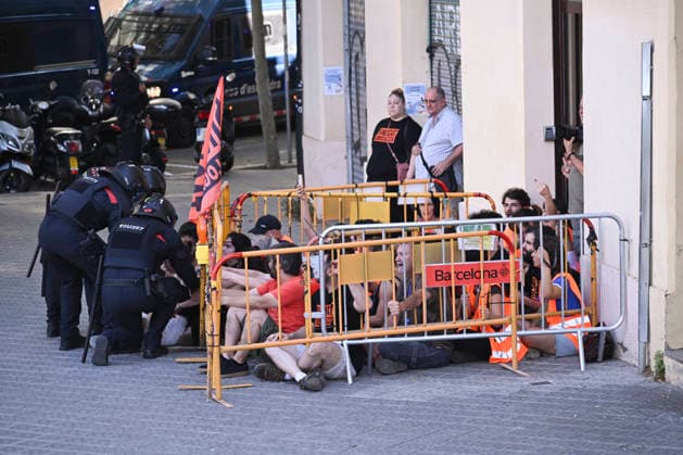 June 26, 2026, Barcelona, Catalonia, Italy: Barcelona, Ã¢â‚¬¹Ã¢â‚¬¹Spain...Eviction from an apartment at 124 Carrer Marina. Activists from BarcelonaÃ¢â‚¬â ¢s housing union are peacefully opposing the police-led eviction of a family. The building was purchased by the German real estate firm Urban Power to create tourist apartments in the Catalan capital. Barcelona Italy - ZUMAm214 20260626_zip_m214_013 Copyright: xMatteoxSeccix