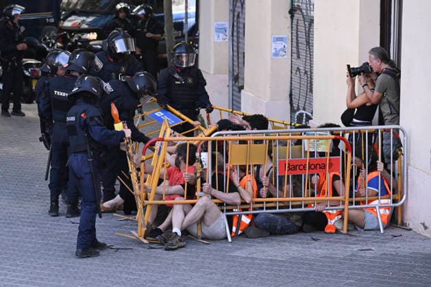 June 26, 2026, Barcelona, Catalonia, Italy: Barcelona, Ã¢â‚¬¹Ã¢â‚¬¹Spain...Eviction from an apartment at 124 Carrer Marina. Activists from BarcelonaÃ¢â‚¬â ¢s housing union are peacefully opposing the police-led eviction of a family. The building was purchased by the German real estate firm Urban Power to create tourist apartments in the Catalan capital. Barcelona Italy - ZUMAm214 20260626_zip_m214_015 Copyright: xMatteoxSeccix