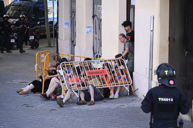 June 26, 2026, Barcelona, Catalonia, Italy: Barcelona, Ã¢â‚¬¹Ã¢â‚¬¹Spain...Eviction from an apartment at 124 Carrer Marina. Activists from BarcelonaÃ¢â‚¬â ¢s housing union are peacefully opposing the police-led eviction of a family. The building was purchased by the German real estate firm Urban Power to create tourist apartments in the Catalan capital. Barcelona Italy - ZUMAm214 20260626_zip_m214_016 Copyright: xMatteoxSeccix