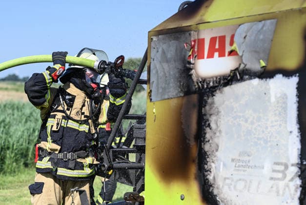 Rundballenpresse brennt auf Feld Feuerwehr verhindert Flächenbrand bei extremer Hitze. Bei hochsommerlichen Temperaturen ist am Freitagmittag auf einer landwirtschaftlichen Fläche im Leeraner Ortsteil Bingum eine Rundballenpresse in Brand geraten. Durch das schnelle Eingreifen der Feuerwehr konnte verhindert werden, dass sich die Flammen auf das ausgetrocknete Heu und die umliegenden Felder ausbreiten. Der Landwirt bemerkte während der Ernte eine Rauchentwicklung beziehungsweise einen Defekt an der Rundballenpresse und reagierte sofort. Er koppelte die Presse geistesgegenwärtig vom Traktor ab. Als die ersten Einsatzkräfte eintrafen, stand die Maschine bereits in Flammen. Leer Niedersachsen Deutschland *** Round Baler Catches Fire Copyright: xdiebildwerftx