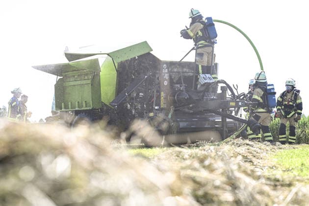 Rundballenpresse brennt auf Feld Feuerwehr verhindert Flächenbrand bei extremer Hitze. Bei hochsommerlichen Temperaturen ist am Freitagmittag auf einer landwirtschaftlichen Fläche im Leeraner Ortsteil Bingum eine Rundballenpresse in Brand geraten. Durch das schnelle Eingreifen der Feuerwehr konnte verhindert werden, dass sich die Flammen auf das ausgetrocknete Heu und die umliegenden Felder ausbreiten. Der Landwirt bemerkte während der Ernte eine Rauchentwicklung beziehungsweise einen Defekt an der Rundballenpresse und reagierte sofort. Er koppelte die Presse geistesgegenwärtig vom Traktor ab. Als die ersten Einsatzkräfte eintrafen, stand die Maschine bereits in Flammen. Leer Niedersachsen Deutschland *** Round Baler Catches Fire Copyright: xdiebildwerftx