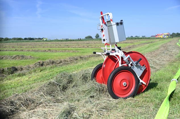Rundballenpresse brennt auf Feld Feuerwehr verhindert Flächenbrand bei extremer Hitze. Bei hochsommerlichen Temperaturen ist am Freitagmittag auf einer landwirtschaftlichen Fläche im Leeraner Ortsteil Bingum eine Rundballenpresse in Brand geraten. Durch das schnelle Eingreifen der Feuerwehr konnte verhindert werden, dass sich die Flammen auf das ausgetrocknete Heu und die umliegenden Felder ausbreiten. Der Landwirt bemerkte während der Ernte eine Rauchentwicklung beziehungsweise einen Defekt an der Rundballenpresse und reagierte sofort. Er koppelte die Presse geistesgegenwärtig vom Traktor ab. Als die ersten Einsatzkräfte eintrafen, stand die Maschine bereits in Flammen. Leer Niedersachsen Deutschland *** Round Baler Catches Fire Copyright: xdiebildwerftx