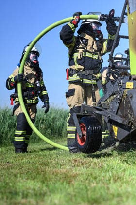 Rundballenpresse brennt auf Feld Feuerwehr verhindert Flächenbrand bei extremer Hitze. Bei hochsommerlichen Temperaturen ist am Freitagmittag auf einer landwirtschaftlichen Fläche im Leeraner Ortsteil Bingum eine Rundballenpresse in Brand geraten. Durch das schnelle Eingreifen der Feuerwehr konnte verhindert werden, dass sich die Flammen auf das ausgetrocknete Heu und die umliegenden Felder ausbreiten. Der Landwirt bemerkte während der Ernte eine Rauchentwicklung beziehungsweise einen Defekt an der Rundballenpresse und reagierte sofort. Er koppelte die Presse geistesgegenwärtig vom Traktor ab. Als die ersten Einsatzkräfte eintrafen, stand die Maschine bereits in Flammen. Leer Niedersachsen Deutschland *** Round Baler Catches Fire Copyright: xdiebildwerftx