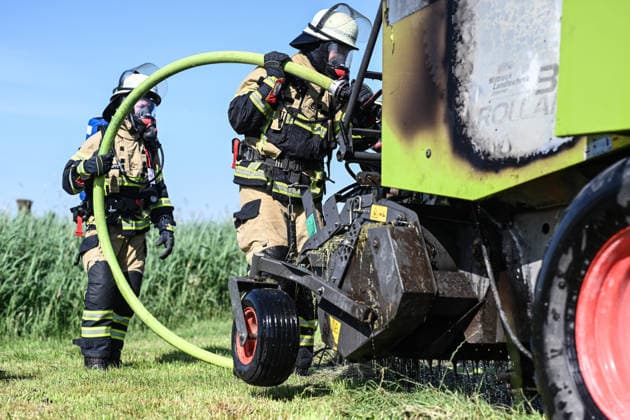Rundballenpresse brennt auf Feld Feuerwehr verhindert Flächenbrand bei extremer Hitze. Bei hochsommerlichen Temperaturen ist am Freitagmittag auf einer landwirtschaftlichen Fläche im Leeraner Ortsteil Bingum eine Rundballenpresse in Brand geraten. Durch das schnelle Eingreifen der Feuerwehr konnte verhindert werden, dass sich die Flammen auf das ausgetrocknete Heu und die umliegenden Felder ausbreiten. Der Landwirt bemerkte während der Ernte eine Rauchentwicklung beziehungsweise einen Defekt an der Rundballenpresse und reagierte sofort. Er koppelte die Presse geistesgegenwärtig vom Traktor ab. Als die ersten Einsatzkräfte eintrafen, stand die Maschine bereits in Flammen. Leer Niedersachsen Deutschland *** Round Baler Catches Fire Copyright: xdiebildwerftx