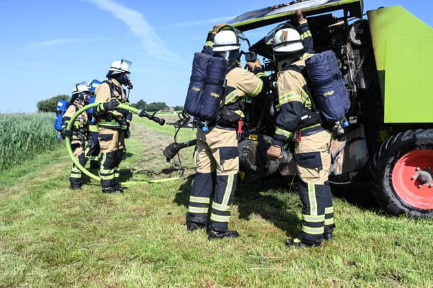 Rundballenpresse brennt auf Feld Feuerwehr verhindert Flächenbrand bei extremer Hitze. Bei hochsommerlichen Temperaturen ist am Freitagmittag auf einer landwirtschaftlichen Fläche im Leeraner Ortsteil Bingum eine Rundballenpresse in Brand geraten. Durch das schnelle Eingreifen der Feuerwehr konnte verhindert werden, dass sich die Flammen auf das ausgetrocknete Heu und die umliegenden Felder ausbreiten. Der Landwirt bemerkte während der Ernte eine Rauchentwicklung beziehungsweise einen Defekt an der Rundballenpresse und reagierte sofort. Er koppelte die Presse geistesgegenwärtig vom Traktor ab. Als die ersten Einsatzkräfte eintrafen, stand die Maschine bereits in Flammen. Leer Niedersachsen Deutschland *** Round Baler Catches Fire Copyright: xdiebildwerftx