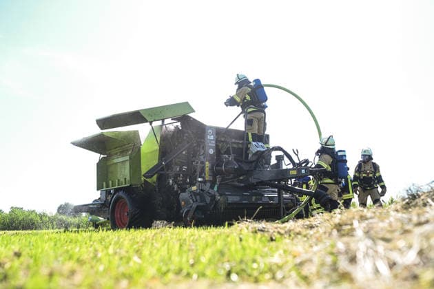 Rundballenpresse brennt auf Feld Feuerwehr verhindert Flächenbrand bei extremer Hitze. Bei hochsommerlichen Temperaturen ist am Freitagmittag auf einer landwirtschaftlichen Fläche im Leeraner Ortsteil Bingum eine Rundballenpresse in Brand geraten. Durch das schnelle Eingreifen der Feuerwehr konnte verhindert werden, dass sich die Flammen auf das ausgetrocknete Heu und die umliegenden Felder ausbreiten. Der Landwirt bemerkte während der Ernte eine Rauchentwicklung beziehungsweise einen Defekt an der Rundballenpresse und reagierte sofort. Er koppelte die Presse geistesgegenwärtig vom Traktor ab. Als die ersten Einsatzkräfte eintrafen, stand die Maschine bereits in Flammen. Leer Niedersachsen Deutschland *** Round Baler Catches Fire Copyright: xdiebildwerftx