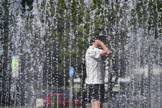 Wetterbild vom 26.06.2026 in Muenchen: Rekordhitze in Deutschland. Menschen,Personen suchen Abkuehlung am Brunnen vor dem Lenbachhaus auf dem Koenigsplatz. *** Weather photo from June 26, 2026, in Munich: Record heat in Germany; people seek relief from the heat at the fountain in front of the Lenbachhaus on Königsplatz