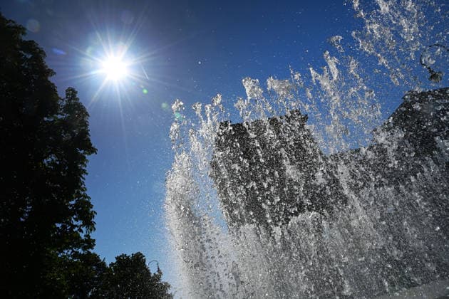 Wetterbild vom 26.06.2026 in Muenchen: Rekordhitze in Deutschland. Brunnen vor dem Lenbachhaus auf dem Koenigsplatz. *** Weather photo from June 26, 2026, in Munich: Record-breaking heat in Germany; fountain in front of the Lenbachhaus on Königsplatz