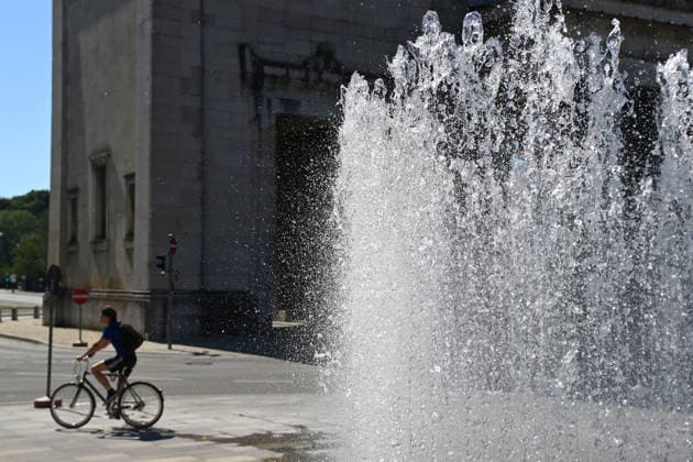 Wetterbild vom 26.06.2026 in Muenchen: Rekordhitze in Deutschland. Brunnen vor dem Lenbachhaus auf dem Koenigsplatz. *** Weather photo from June 26, 2026, in Munich: Record-breaking heat in Germany; fountain in front of the Lenbachhaus on Königsplatz