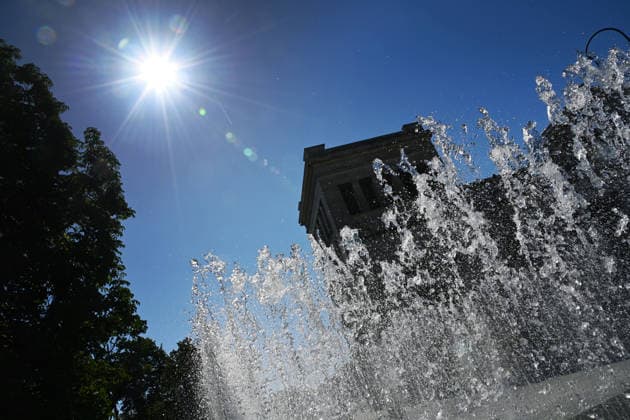Wetterbild vom 26.06.2026 in Muenchen: Rekordhitze in Deutschland. Brunnen vor dem Lenbachhaus auf dem Koenigsplatz. *** Weather photo from June 26, 2026, in Munich: Record-breaking heat in Germany; fountain in front of the Lenbachhaus on Königsplatz