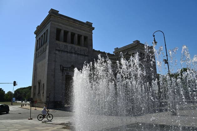 Wetterbild vom 26.06.2026 in Muenchen: Rekordhitze in Deutschland. Brunnen vor dem Lenbachhaus auf dem Koenigsplatz. *** Weather photo from June 26, 2026, in Munich: Record-breaking heat in Germany; fountain in front of the Lenbachhaus on Königsplatz