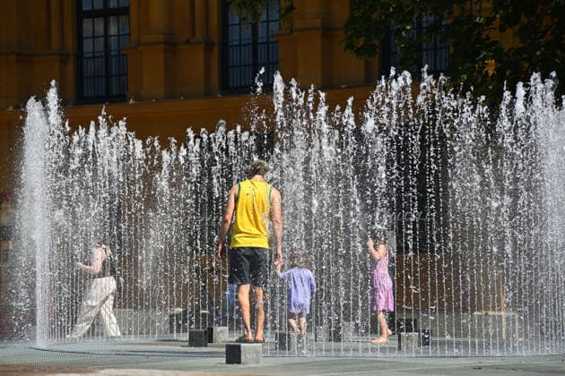 Wetterbild vom 26.06.2026 in Muenchen: Rekordhitze in Deutschland. Menschen,Personen suchen Abkuehlung am Brunnen vor dem Lenbachhaus auf dem Koenigsplatz. *** Weather scene from June 26, 2026, in Munich: Record heat in Germany; people seek relief from the heat at the fountain in front of the Lenbachhaus on Königsplatz
