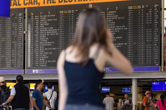 Ferienbeginn in Hessen 26.06.2026: Junge Frau telefoniert und Blickt zur bekannten Abflugtafel im Terminal 1. In Hessen beginnen heute die Sommerferien. Zum Start der großen Ferien wird ein erhöhtes Passagieraufkommen am Frankfurter Flughafen erwartet. Frankfurt am Main Flughafen Frankfurt am Main (FRA Hessen Deutschland *** Start of Summer Vacation in Hesse, June 26, 2026. A young woman is on the phone and looking at the familiar departure board in Terminal 1. Summer vacation begins today in Hesse. An increase in passenger traffic is expected at Frankfurt Airport to mark the start of summer vacation. Frankfurt am Main, Frankfurt am Main Airport (FRA), Hesse, Germany