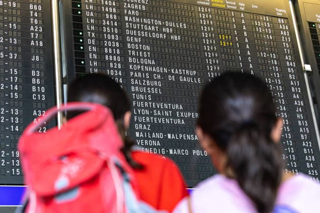 Ferienbeginn in Hessen 26.06.2026: Zwei Mädchen betrachten die Abflugtafel im Terminal 1 auf dem Weg in den Urlaub. In Hessen beginnen heute die Sommerferien. Zum Start der großen Ferien wird ein erhöhtes Passagieraufkommen am Frankfurter Flughafen erwartet. Frankfurt am Main Flughafen Frankfurt am Main (FRA Hessen Deutschland *** Start of Summer Vacation in Hesse, June 26, 2026: Two girls look at the departure board in Terminal 1 on their way to vacation. Summer vacation begins today in Hesse. An increase in passenger traffic is expected at Frankfurt Airport to mark the start of summer vacation. Frankfurt am Main, Frankfurt am Main Airport (FRA), Hesse, Germany