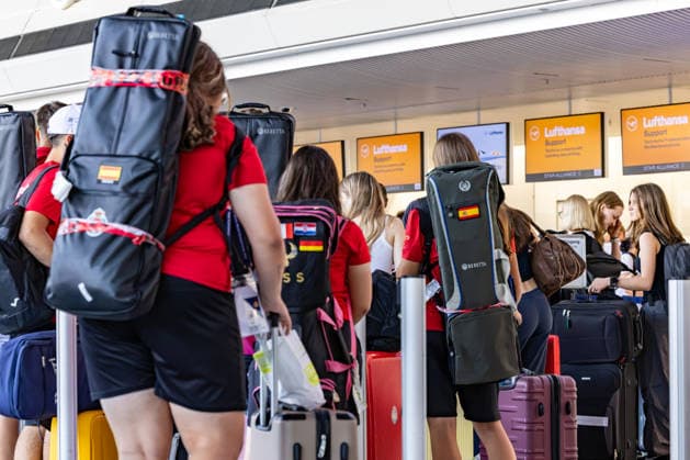 Ferienbeginn in Hessen 26.06.2026: Schlange mit wartenden Reisenden am Lufthansa Support Schalter. In Hessen beginnen heute die Sommerferien. Zum Start der großen Ferien wird ein erhöhtes Passagieraufkommen am Frankfurter Flughafen erwartet. Frankfurt am Main Flughafen Frankfurt am Main (FRA Hessen Deutschland *** Start of Summer Vacation in Hesse, June 26, 2026: A line of travelers waiting at the Lufthansa support counter. Summer vacation begins today in Hesse. An increase in passenger traffic is expected at Frankfurt Airport as the summer vacation gets underway. Frankfurt am Main, Frankfurt am Main Airport (FRA), Hesse, Germany