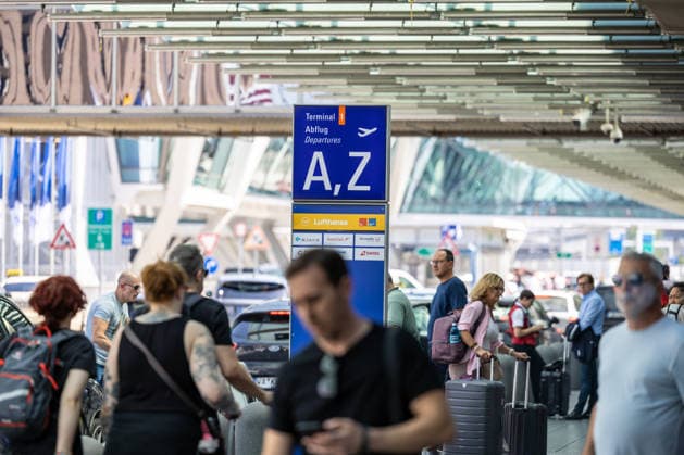 Ferienbeginn in Hessen 26.06.2026: Menschenmenge im Kiss-and-Fly-Bereich vor dem Abflugbereich des Terminal 1, Reisende auf dem Weg zum Flug. In Hessen beginnen heute die Sommerferien. Zum Start der großen Ferien wird ein erhöhtes Passagieraufkommen am Frankfurter Flughafen erwartet. Frankfurt am Main Flughafen Frankfurt am Main (FRA Hessen Deutschland *** Start of summer vacation in Hesse, June 26, 2026. Crowd in the Kiss and Fly area in front of the departure area of Terminal 1, Travelers on their way to their flights Summer vacation begins today in Hesse Increased passenger traffic is expected at Frankfurt Airport to mark the start of summer vacation Frankfurt am Main Frankfurt am Main Airport FRA Hesse Germany