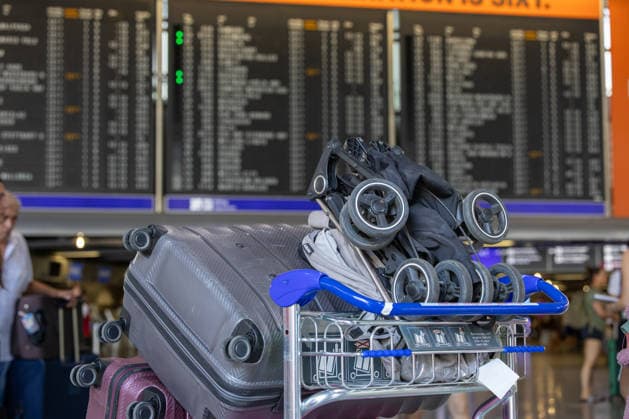 Ferienbeginn in Hessen 26.06.2026: Gepäck vor der bekannten Abflugtafel im Terminal 1. In Hessen beginnen heute die Sommerferien. Zum Start der großen Ferien wird ein erhöhtes Passagieraufkommen am Frankfurter Flughafen erwartet. Frankfurt am Main Flughafen Frankfurt am Main (FRA Hessen Deutschland *** Start of Summer Vacation in Hesse, June 26, 2026 Luggage in front of the familiar departure board in Terminal 1 Summer vacation begins today in Hesse An increase in passenger traffic is expected at Frankfurt Airport to mark the start of summer vacation Frankfurt am Main Frankfurt am Main Airport FRA Hesse Germany