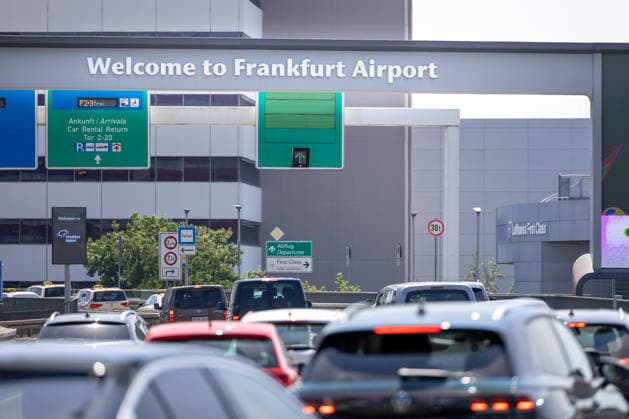Ferienbeginn in Hessen 26.06.2026: Stau im Anfahrtsbereich des Kiss-and-Fly-Bereichs vor der Abflughalle im Frankfurter Terminal 1. In Hessen beginnen heute die Sommerferien. Zum Start der großen Ferien wird ein erhöhtes Passagieraufkommen am Frankfurter Flughafen erwartet. Frankfurt am Main Flughafen Frankfurt am Main (FRA Hessen Deutschland *** Start of Summer Vacation in Hesse: June 26, 2026. Traffic jam in the access area to the Kiss-and-Fly zone in front of the departure hall at Frankfurt Terminal 1. Summer vacation begins today in Hesse. An increase in passenger traffic is expected at Frankfurt Airport as the summer vacation begins. Frankfurt am Main, Frankfurt am Main Airport, FRA Hesse Germany
