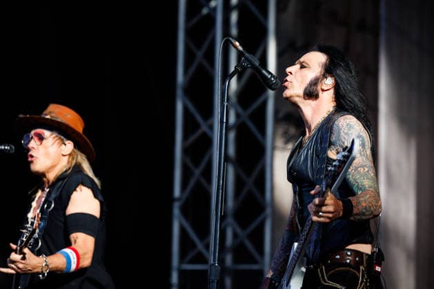 Alice Cooper live at Tons of Rock 2026 Oslo, Norway. 25th, June 2026. The American singer Alice Cooper performs a live concert during the Norwegian music festival Tons of Rock 2026 in Oslo. Here live band member and bass player Chuck Garric is seen live on stage. Norway, Oslo  Copyright: xGonzalesxPhoto KetilxMartinsenx
