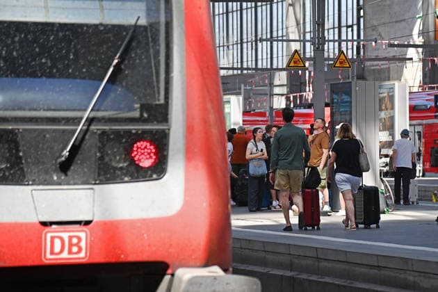 Themenfoto DB, Deutsche Bahn. Bahnreisende im Hauptbahnhof Muenchen,DB,Die Bahn, Fernverkehr,Hauptbahnhof Muenchen, Regiozug,Regionalverkehr,Lokomotive. *** Featured Photo: DB, Deutsche Bahn; Train passengers at Munich Central Station; DB; Die Bahn; Long-distance service; Munich Central Station; Regional train; Regional service; Locomotive