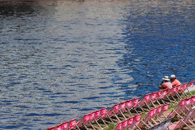 Zwei Personen mit Kopfbedeckung sitzen in der Sonne auf Liegestuehlen an der Spree, aufgenommen in Berlin, 26.06.2026. Deutschland durchlebt eine grosse Hitzewelle mit teils ueber 40 Grad. Berlin Deutschland *** Two people wearing hats are sitting in the sun on lounge chairs by the Spree River; photo taken in Berlin on June 26, 2026. Germany is experiencing a major heat wave, with temperatures in some areas exceeding 40 degrees. Berlin, Germany Copyright: xFlorianxGaertnerx