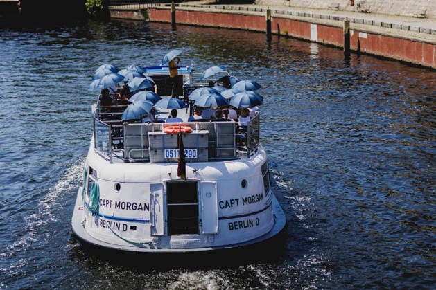 Touristen mit Sonnenschirmen sitzen auf einem Schiff auf der Spree, aufgenommen in Berlin, 26.06.2026. Deutschland durchlebt eine grosse Hitzewelle mit teils ueber 40 Grad. Berlin Deutschland *** Tourists with beach umbrellas are sitting on a boat on the Spree; photo taken in Berlin on June 26, 2026. Germany is experiencing a major heat wave, with temperatures in some places exceeding 40 degrees. Berlin, Germany Copyright: xFlorianxGaertnerx