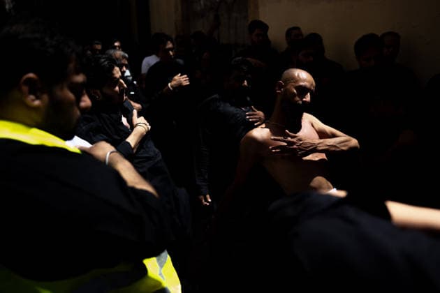 Commemoration of the Ashura holiday by the Shia community in Barcelona: Several people during the annual Ashura procession on June 26, 2026, in Barcelona, Catalonia, Spain. This solemn liturgical and mourning ceremony, organized by the Al Qaim Islamic Center, brings together hundreds of members of the Shia community in the streets of the Ciutat Vella district—on a route from Sant Pere Mitjà Street to the Arc de Triomf— to commemorate the martyrdom of Imam Husayn, grandson of the Prophet Muhammad, through penitential marches, sermons, and commemorative chants. JUNE 26, 2026 Lorena Sopê Barcelona, Catalonia Barcelona, Catalonia Spain  Copyright: xLorenaxSopÃªnax 7624707