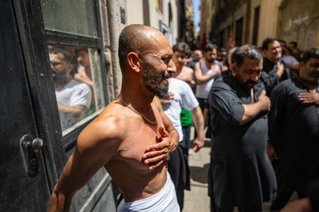 Commemoration of the Ashura holiday by the Shia community in Barcelona: Several people during the annual Ashura procession on June 26, 2026, in Barcelona, Catalonia, Spain. This solemn liturgical and mourning ceremony, organized by the Al Qaim Islamic Center, brings together hundreds of members of the Shia community in the streets of the Ciutat Vella district—on a route from Sant Pere Mitjà Street to the Arc de Triomf— to commemorate the martyrdom of Imam Husayn, grandson of the Prophet Muhammad, through penitential marches, sermons, and commemorative chants. JUNE 26, 2026 Lorena Sopê Barcelona, Catalonia Barcelona, Catalonia Spain  Copyright: xLorenaxSopÃªnax 7624704