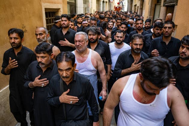 Commemoration of the Ashura holiday by the Shia community in Barcelona: Several people during the annual Ashura procession on June 26, 2026, in Barcelona, Catalonia, Spain. This solemn liturgical and mourning ceremony, organized by the Al Qaim Islamic Center, brings together hundreds of members of the Shia community in the streets of the Ciutat Vella district—on a route from Sant Pere Mitjà Street to the Arc de Triomf— to commemorate the martyrdom of Imam Husayn, grandson of the Prophet Muhammad, through penitential marches, sermons, and commemorative chants. JUNE 26, 2026 Lorena Sopê Barcelona, Catalonia Barcelona, Catalonia Spain  Copyright: xLorenaxSopÃªnax 7624712
