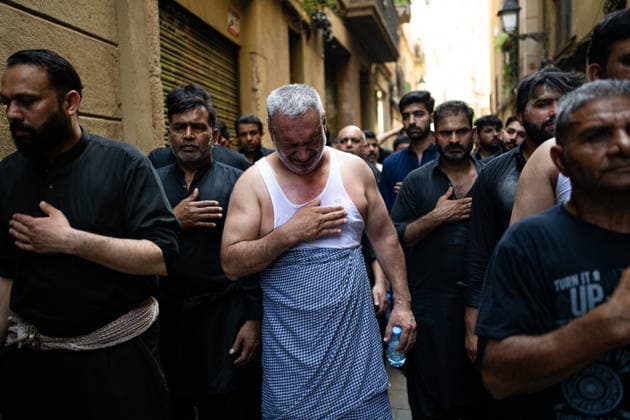 Commemoration of the Ashura holiday by the Shia community in Barcelona: Several people during the annual Ashura procession on June 26, 2026, in Barcelona, Catalonia, Spain. This solemn liturgical and mourning ceremony, organized by the Al Qaim Islamic Center, brings together hundreds of members of the Shia community in the streets of the Ciutat Vella district—on a route from Sant Pere Mitjà Street to the Arc de Triomf— to commemorate the martyrdom of Imam Husayn, grandson of the Prophet Muhammad, through penitential marches, sermons, and commemorative chants. JUNE 26, 2026 Lorena Sopê Barcelona, Catalonia Barcelona, Catalonia Spain  Copyright: xLorenaxSopÃªnax 7624713