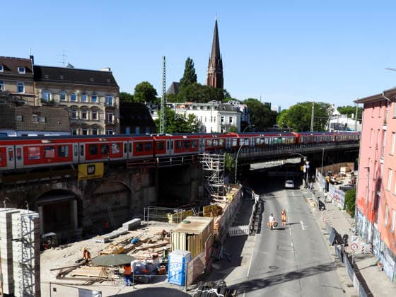 CNTV STERNBRUECKE- Transportvorbereitungen fuer die neue Sternbruecke Vorbereitungen am Untergrund dem Strassenbelag fuer den Transport durchgefuehrt Strassenlaternen, Verkehrsschilder und Büsche entfernt Kreuzung Stresemannstrasse Max Brauer Allee 26.06.2026 Hamburg Die Sperrung dauert bis Anfang September Hamburg Deutschland *** CNTV STERNBRUECKE Preparations for the transport of the new Sternbrücke Preparations carried out on the subgrade and road surface for the transport Streetlights, traffic signs, and bushes have been removed. Intersection of Stresemannstraße and Max-Brauer-Allee, June 26, 2026, Hamburg. The road closure will last until early September. Hamburg, Germany