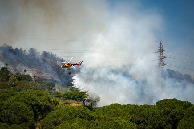 Four municipalities placed under lockdown due to the wildfire between Tiana and Montgat, Barcelona. A helicopter during a wildfire, on June 26, 2026, in Tiana, Barcelona, Catalonia, Spain. The Generalitat’s Fire Department received the alert at 10:45 a.m. and is working with 16 ground crews and 6 aerial crews, covering an area of approximately 60 hectares, prioritizing water drops from aerial resources. The Generalitat has ordered the lockdown of Sant Fost de Campsentelles, Martorelles, Santa Maria Martorelles, and Tiana, Barcelona, the Colònia Bosc residential development, and the Alberg la Conreria. JUNE 26, 2026 FOREST FIRE Kike Rincó Tiana, Barcelona, Catalonia Tiana, Barcelona, Catalonia, Spain  Copyright: xKikexRinconx 7624835