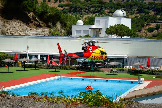 Four municipalities on lockdown due to the wildfire between Tiana and Montgat, Barcelona. A helicopter during a wildfire, on June 26, 2026, in Tiana, Barcelona, Catalonia, Spain. The Generalitat’s Fire Department received the alert at 10:45 a.m. and is working with 16 ground crews and 6 aerial crews, covering an area of approximately 60 hectares, prioritizing water drops from aerial resources. The Generalitat has ordered the lockdown of Sant Fost de Campsentelles, Martorelles, Santa Maria Martorelles, and Tiana, Barcelona, the Colònia Bosc residential development, and the Alberg la Conreria. JUNE 26, 2026 FOREST FIRE Kike Rincó Tiana, Barcelona, Catalonia Tiana, Barcelona, Catalonia, Spain  Copyright: xKikexRinconx 7624836