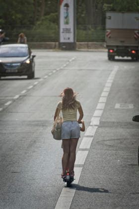 E-Roller, junges Mädchen und kleiner Junge fahren mit E-Scooter. Erlaubt ist die Fahrt eigenen Elektro-Rollern ab 14 Jahren und Mietscooter ab 18 Jahren für Einzelpersonen. Nutzung durch Kinder unter 14 Jahren: 90 Euro, 1 Punkt , Berlin E-Roller, junges Mädchen und kleiner Junge fahren mit E-Scooter. Erlaubt ist die Fahrt eigenen Elektro-Rollern ab 14 Jahren und Mietscooter ab 18 Jahren für Einzelpersonen. Nutzung durch Kinder unter 14 Jahren: 90 Euro, 1 Punkt , Berlin *** E-scooters, a young girl, and a little boy are riding e-scooters. Individuals aged 14 and older are permitted to ride their own electric scooters, and those aged 18 and older are permitted to ride rental scooters. Use by children under 14: 90 euros, 1 point, Berlin E-