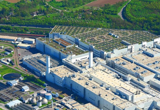 Neckarsulm Audi Werk Neckarsulm im Fokus moeglicher VW Sparplaene Neckarsulm, Baden Wuerttemberg, Deutschland. Luftaufnahme des Audi Werks Neckarsulm mit grossen Produktionshallen, Werksgelaende, Parkflaechen, angrenzender Wohnbebauung und Wasserlauf. Das Audi Werk Neckarsulm gehoert zum Volkswagen Konzern und steht laut Medienberichten im Zusammenhang mit moeglichen neuen Sparplaenen und moeglichen Werksschliessungen im Konzern im Fokus. Eine Entscheidung ueber eine Schliessung ist nach bisherigen Angaben nicht bestaetigt. Editorial use only. 26.06.2026. *** Neckarsulm: Audi Plant in Neckarsulm in the Spotlight of Possible VW Cost-Cutting Plans Neckarsulm, Baden-Württemberg, Germany Aerial view of the Audi plant in Neckarsulm, showing lar Copyright: xEibner-Pressefotox EP_WKE