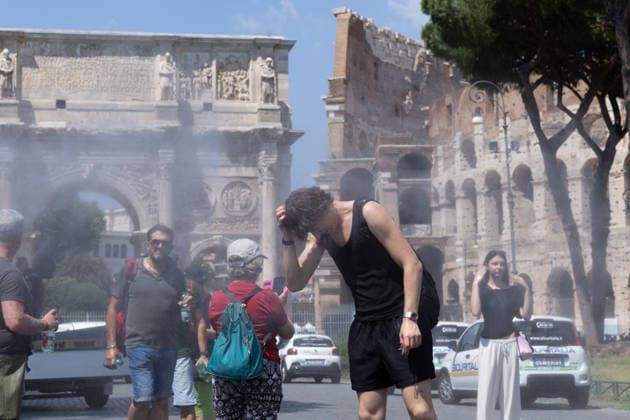 IPA86089441 - Tourists cool off with the Civil Protection Agency s mobile misting systems in front of the Colosseum amid the scorching heat  Copyright: xMatteoxNardonex xx 86089441