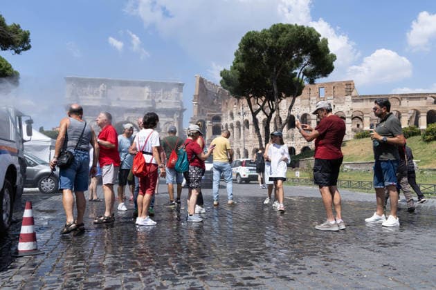 IPA86089445 - Tourists cool off with the Civil Protection Agency s mobile misting systems in front of the Colosseum amid the scorching heat  Copyright: xMatteoxNardonex xx 86089445