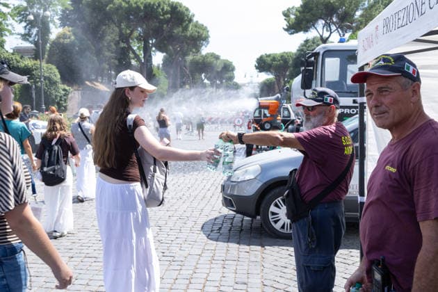 IPA86089487 - Civil Protection volunteers are handing out bottles of water in front of the Colosseum  Copyright: xMatteoxNardonex xx 86089487
