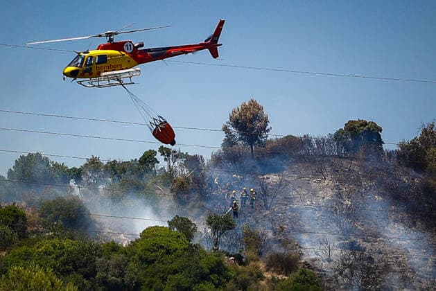 Four municipalities placed under lockdown due to the wildfire between Tiana and Montgat, Barcelona. Helicopters at the scene of a wildfire on June 26, 2026, in Tiana, Barcelona, Catalonia, Spain. The Generalitat’s Fire Department received the alert at 10:45 a.m. and is working with 16 ground crews and 6 aerial crews, covering an area of approximately 60 hectares, prioritizing water drops from aerial resources. The Generalitat has ordered the lockdown of Sant Fost de Campsentelles, Martorelles, Santa Maria Martorelles, and Tiana, Barcelona, the Colònia Bosc residential development, and the Alberg la Conreria. JUNE 26, 2026 FOREST FIRE Kike Rincó Tiana, Barcelona, Catalonia Tiana, Barcelona, Catalonia, Spain  Copyright: xKikexRinconx 7624914