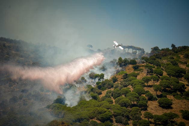 Four municipalities placed under lockdown due to the wildfire between Tiana and Montgat, Barcelona. An airplane during a wildfire, on June 26, 2026, in Tiana, Barcelona, Catalonia, Spain. The Generalitat’s Fire Department received the alert at 10:45 a.m. and is working with 16 ground crews and 6 aerial crews, covering an area of about 60 hectares, prioritizing water drops from aerial resources. The Generalitat has ordered the lockdown of Sant Fost de Campsentelles, Martorelles, Santa Maria Martorelles, and Tiana, Barcelona, the Colònia Bosc residential development, and the Alberg la Conreria. JUNE 26, 2026 FOREST FIRE Kike Rincó Tiana, Barcelona, Catalonia Tiana, Barcelona, Catalonia, Spain  Copyright: xKikexRinconx 7624915