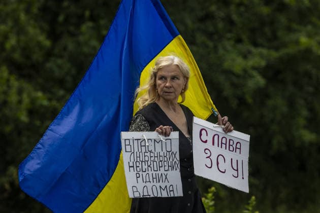 Local residents welcome released Ukrainians in Chervihiv CHERNIHIV, UKRAINE - JUNE 26: Local residents hold Ukrainian flags and flowers along a roadside in a village to welcome home released Ukrainian prisoners of war following a prisoner exchange between Russia and Ukraine on June 26, 2026, in Chervihiv, Ukraine. Maksym Kishka Anadolu Chervihiv Ukraine. Editorial use only. Please get in touch for any other usage.  Copyright: x2026xAnadoluxMaksymxKishkax